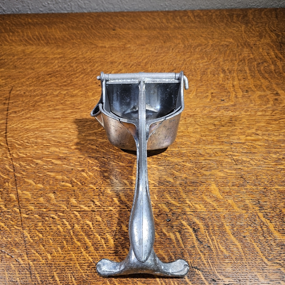Wear-ever Handheld Vintage Juicer - Picture 9 of 15